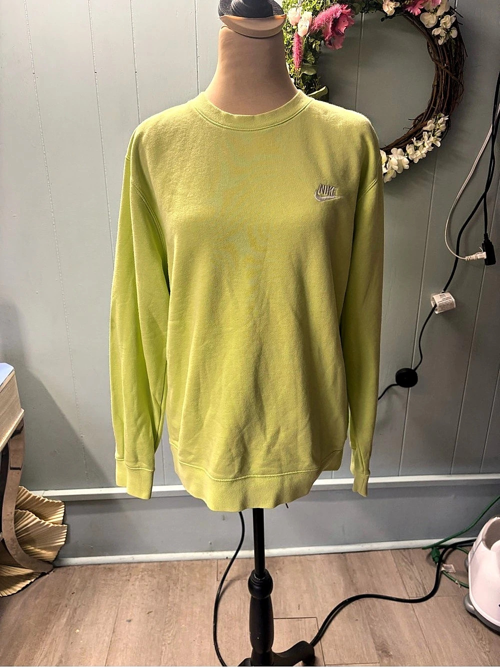Nike Swoosh Sweatshirt in Green Size Small Like New